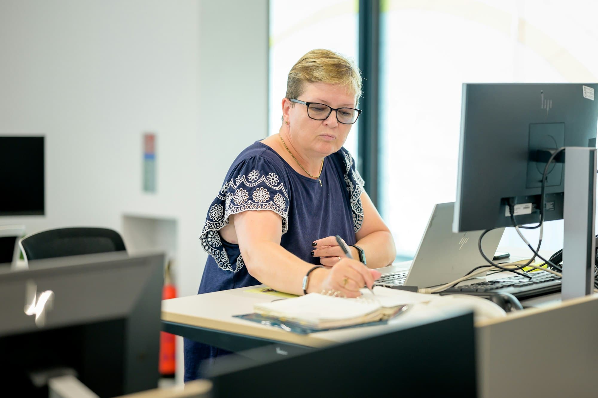 Medewerker van de administratie aan haar bureau